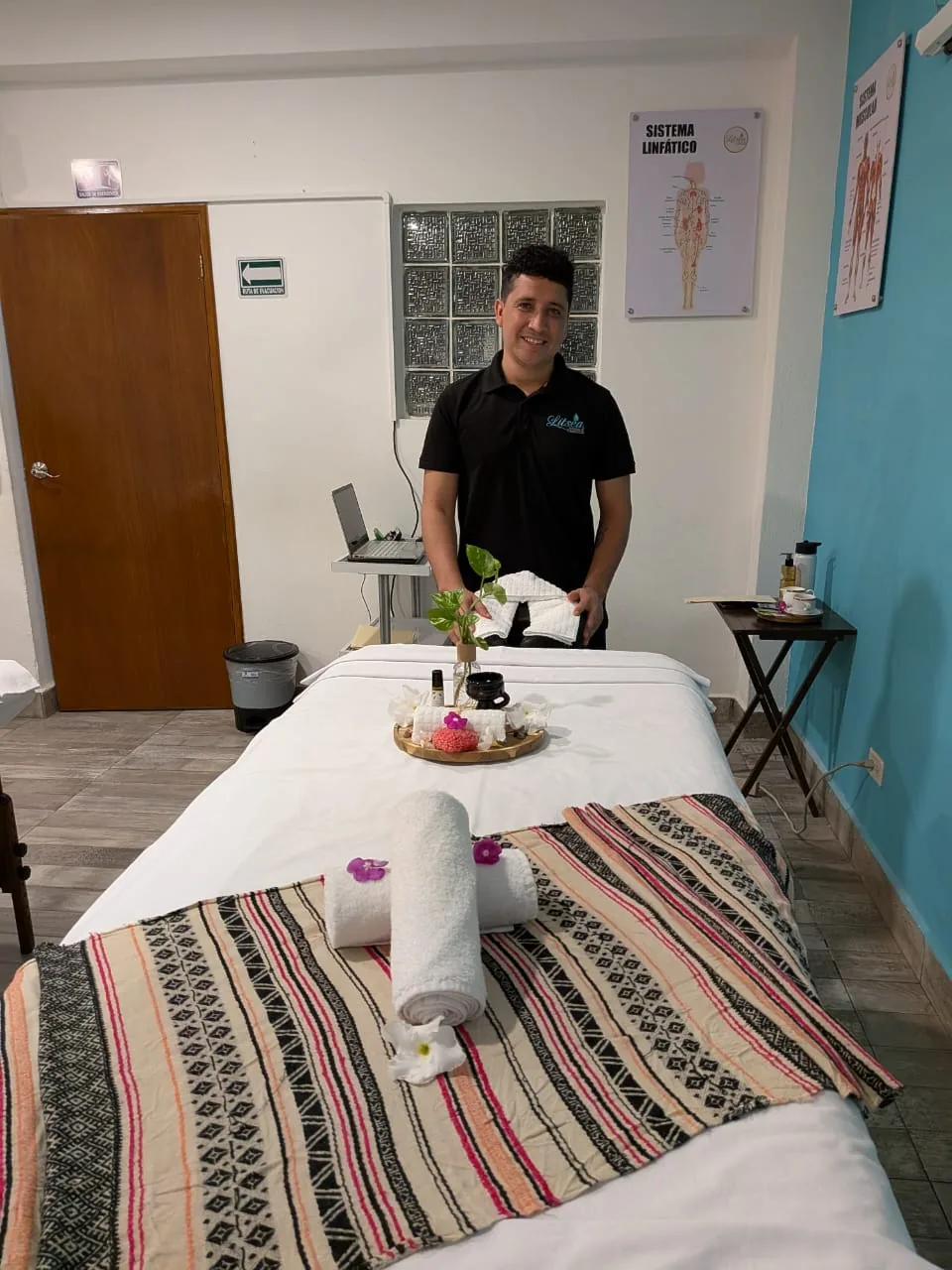 Terapeuta de Litsea junto a una camilla montada para una sesión de spa