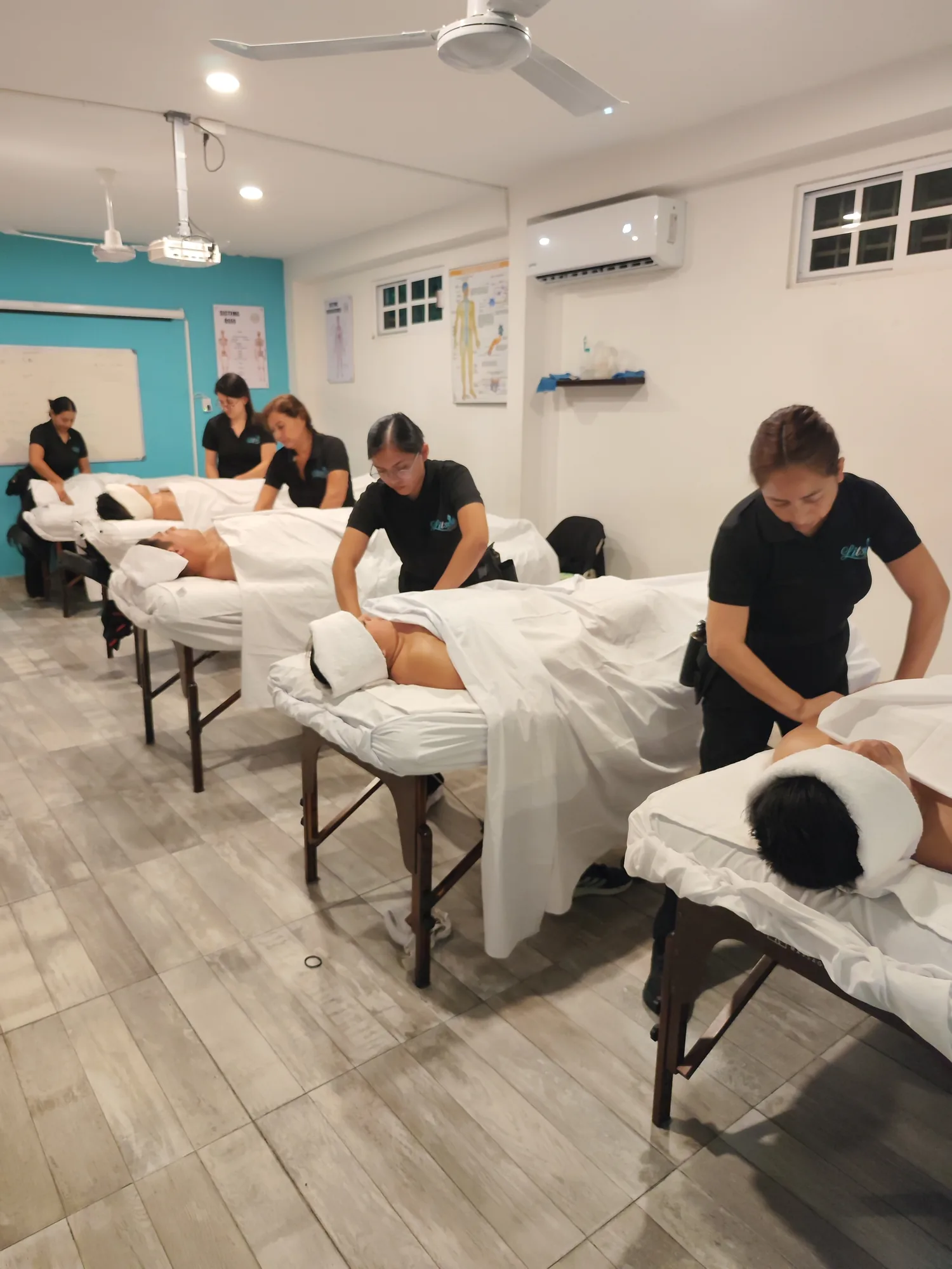 Clase de masoterapia con camillas