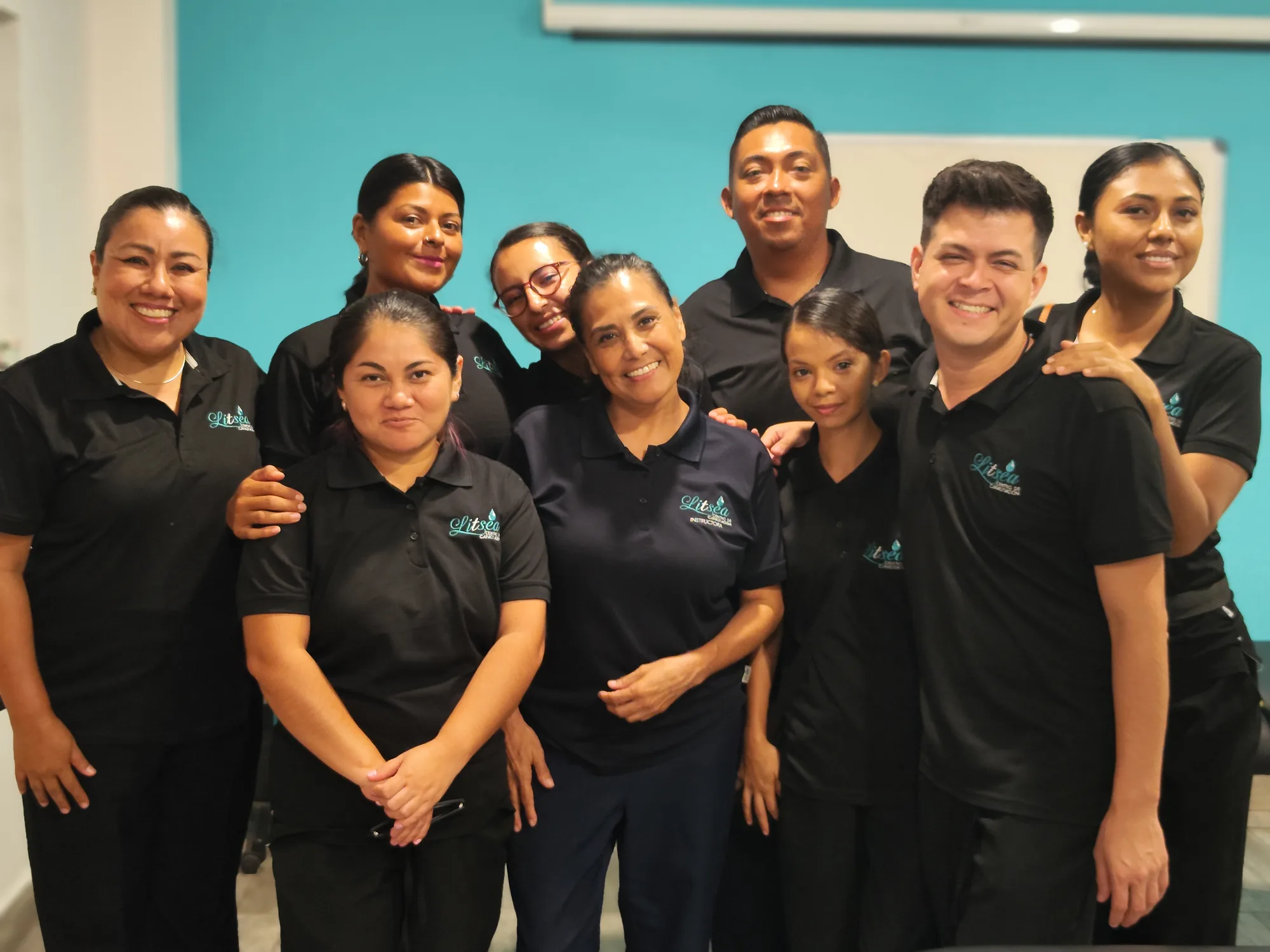 Equipo docente de Litsea Centro de Capacitación con uniforme de la escuela