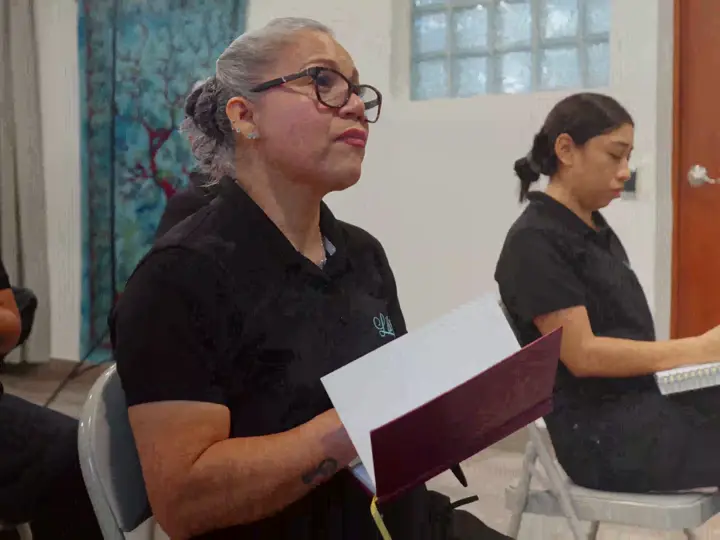 Alumnas de Litsea en una clase teórica en el aula