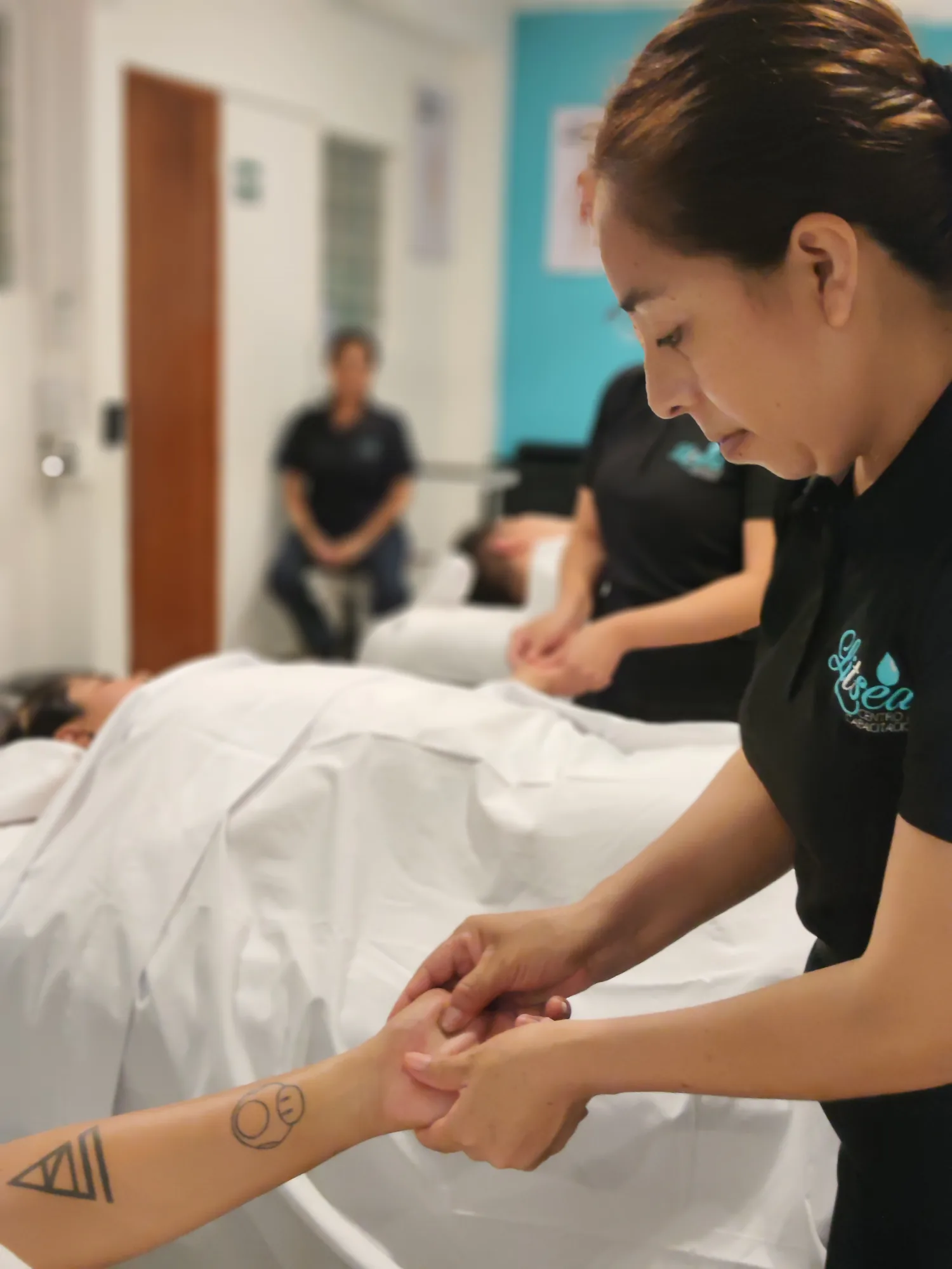 Alumna de Litsea practicando masaje de mano y antebrazo