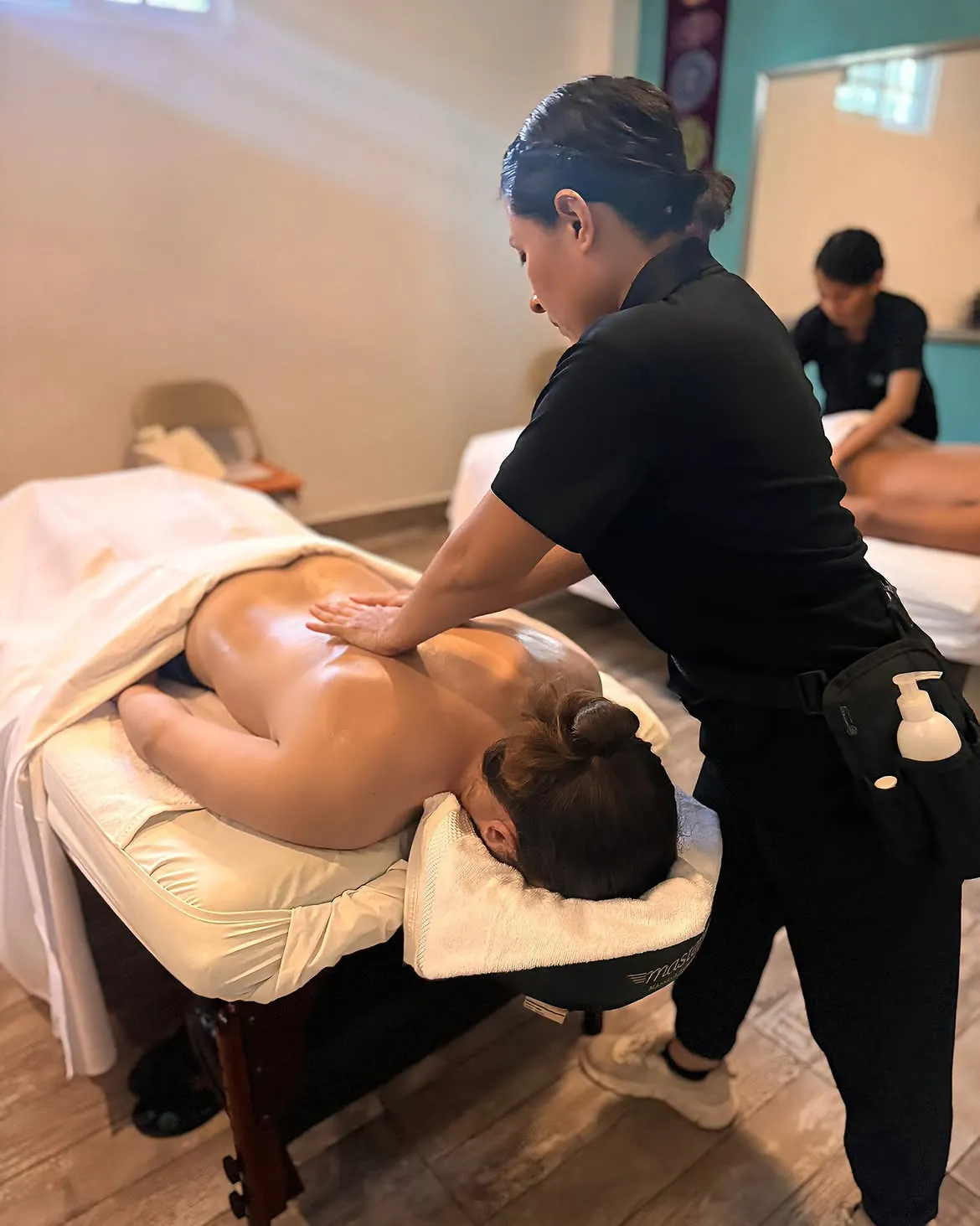 Práctica de masaje de espalda en cabina