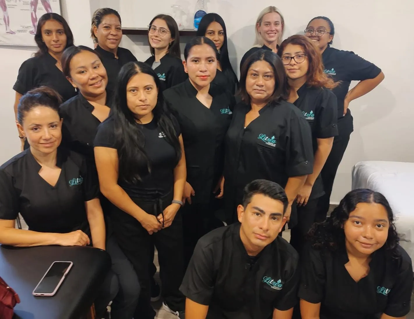 Grupo de alumnas y alumnos de cosmetología de Litsea en el aula