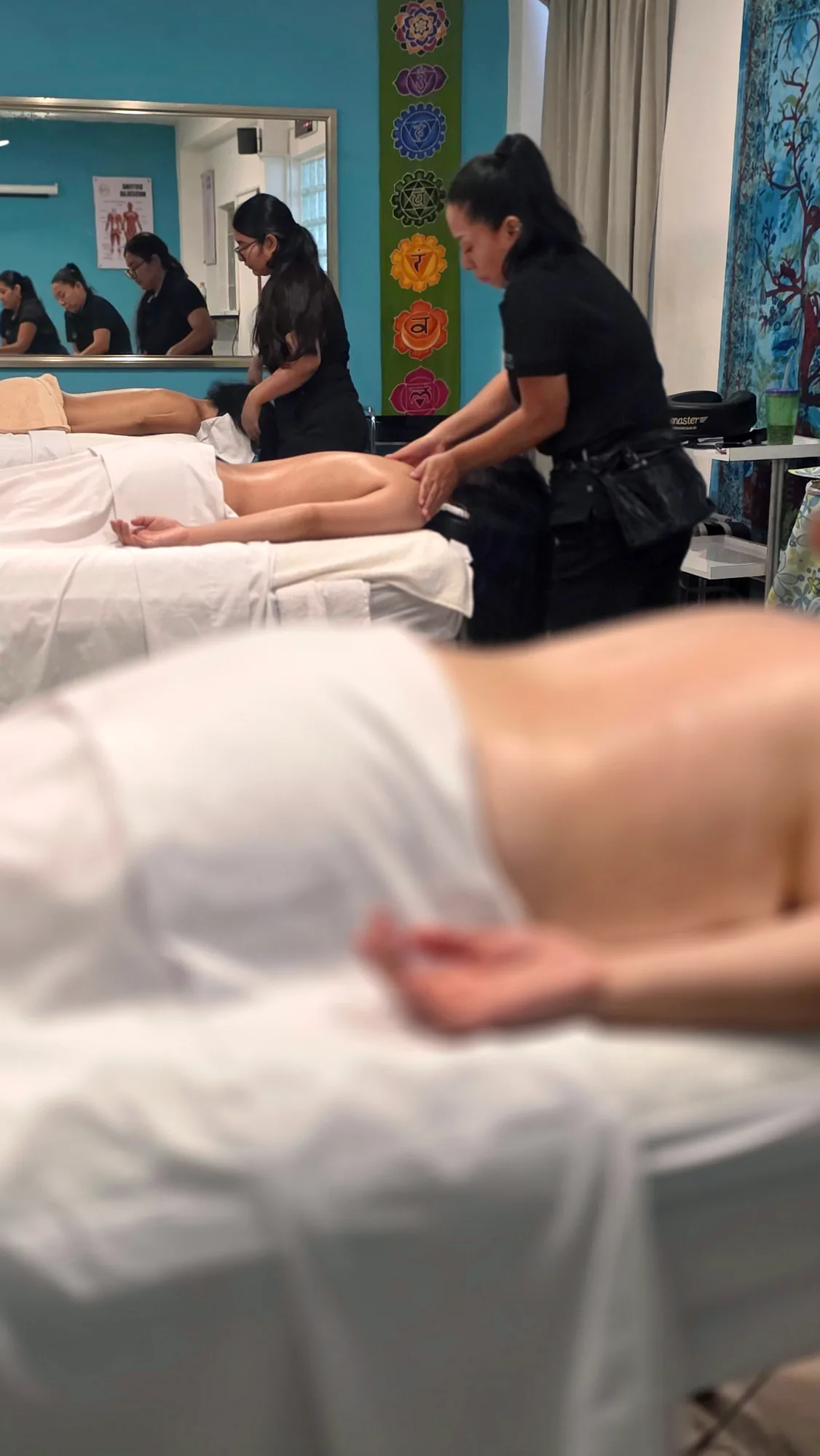 Alumnas de Litsea practicando masaje de espalda en el aula